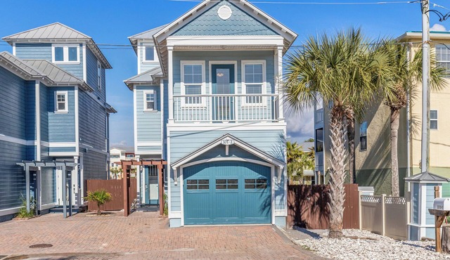 Pool, Hot Tub, Boat Dock and Canal Fishing with only a 3 min walk to the beach