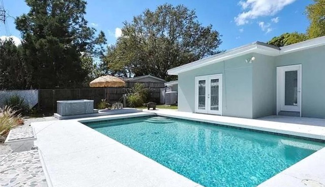 Pool, Hot tub, Close to Beaches, Shopping, More!