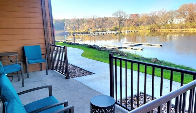 *Pool/Hot Tub| Cozy 2 BR Condo | Waterfront | Downtown | Riverwalk Retreat