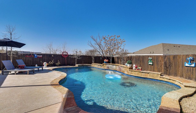 Pool & Hot Tub! Dog-Friendly AwaySis in SE Austin