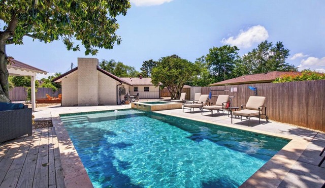 POOL HOT TUB! Entertainment & Location- Something for Everyone!
