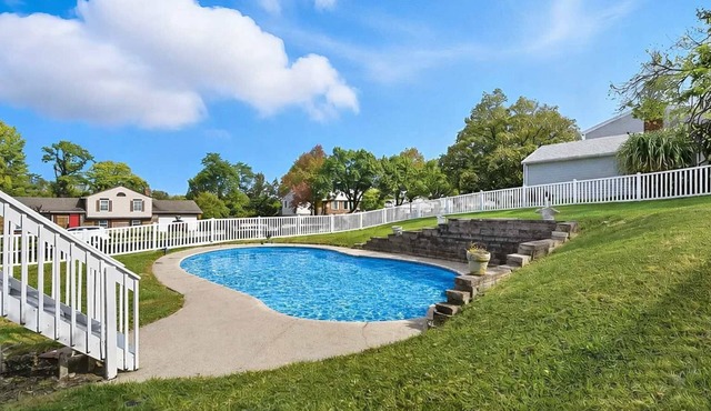 Pool-Hot Tub-Fenced Yard-Pool Table-Sleeps 10