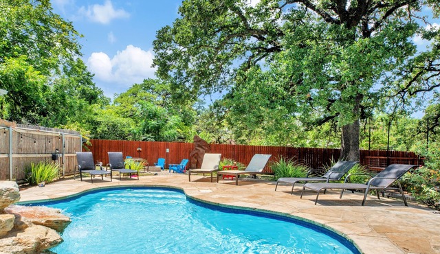 POOL, HOT TUB, FIRE PIT, PET FRIENDLY, 7 CRUISER BIKES, CHECKS ALL THE BOXES.