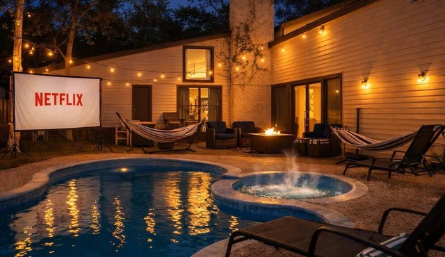 Pool + Hot Tub + Fire Pit + Game Room + 20 min DT/River walk + 15 min Airport