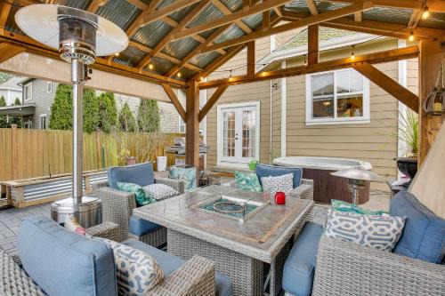 Pool, Hot Tub + Fire Pit: Family Home By U of O!