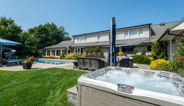 Pool, Hot Tub, Fire Pit & Game Room on 1 Plus Acre on North Shore Drive!