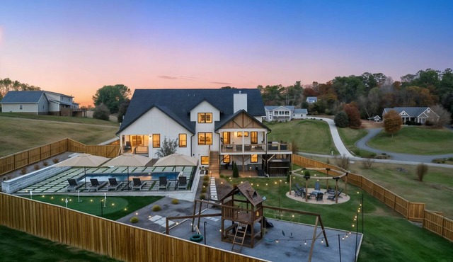 Pool | Hot Tub |FirePit |Golf Simulator |Sleeps 22