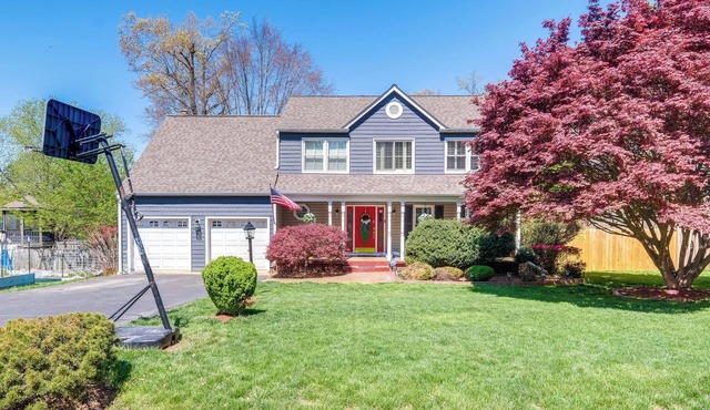Pool, Hot Tub & Fun! Family Home Near Quantico