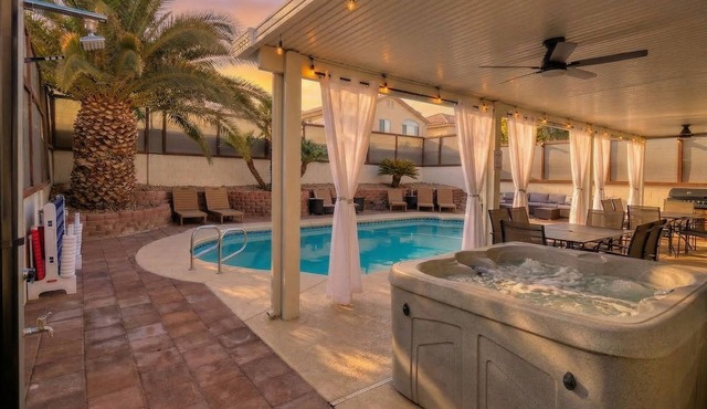 Pool & Hot tub Game Room King Beds 22 Guests Max