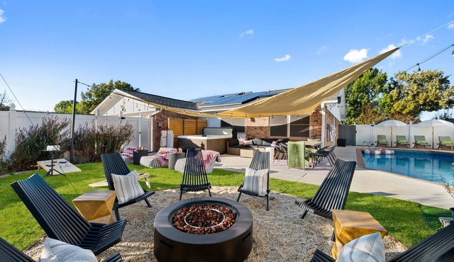 Pool Hot Tub Game Room Outdoor Movies Luxury Stay