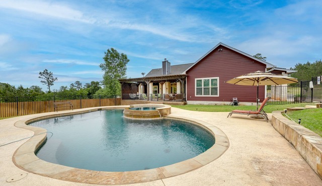 Pool & Hot Tub in Sunny Smithville Getaway!