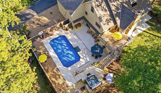 Pool & Hot Tub in the heart of KC! Tons of stylish space inside and out!