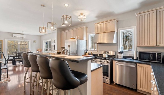 Pool & Hot Tub in the Heart of Wine Country