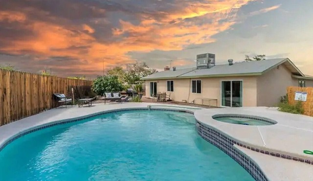 Pool & Hot Tub, Just Minutes to Vegas Strip, Parks, Hiking, Concerts and Sports
