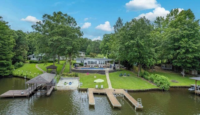 Pool, Hot tub, Kayaks, Mini Golf, + Boat Slip