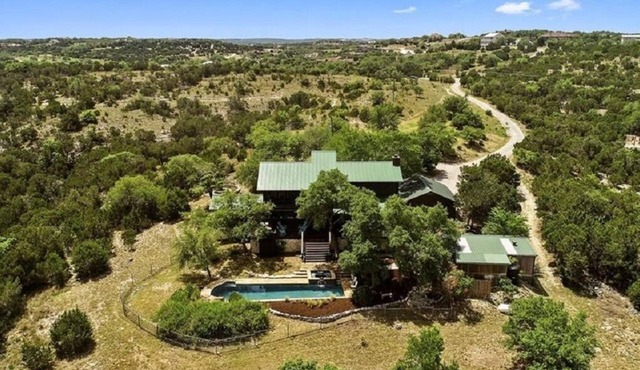Pool, Hot Tub, Large Fire Pit, Hill Country Views, 11 acres of Hiking Trails