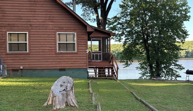 Pool,hot tub, lake, river and an exquisite cabin. Experience the Ozarks!