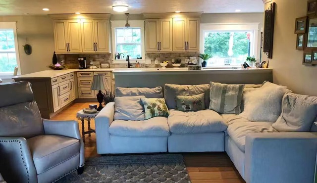- POOL & HOT TUB - Light, Open, Cozy & Stylish Home