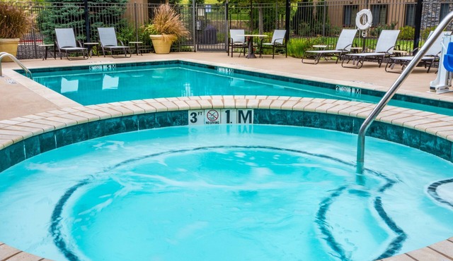 Pool & Hot Tub. Near Centerpoint Medical Center!
