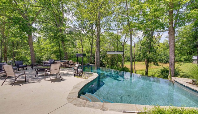 Pool, Hot Tub & Outdoor Theater: Franklin Retreat