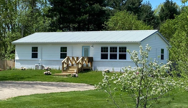 POOL, HOT TUB, PET FRIENDLY FENCED IN YARD RETREAT CLOSE TO LAKE MICHIGAN!