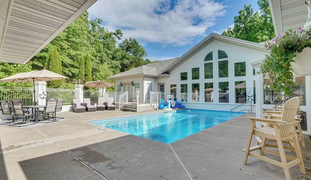 Pool, Hot Tub & Pickleball Court: Lake Ozarks Home