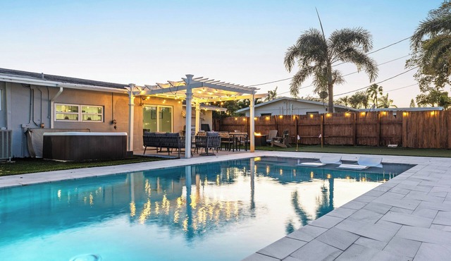 Pool, Hot Tub & Putting Green near Deerfield Beach | Oasis on Fourth