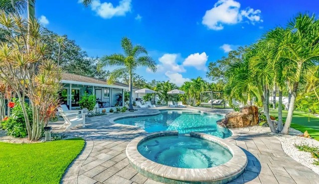 Pool, hot tub, putting green, pickleball, tiki bar, fire pit