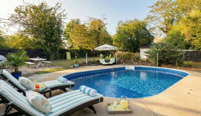 POOL + HOT TUB | Quaint Cottage in heart of LYH