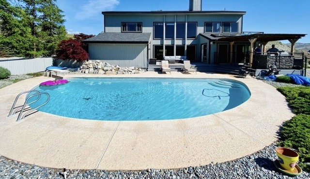 Pool + Hot tub + River Views + 5 mins to Chelan