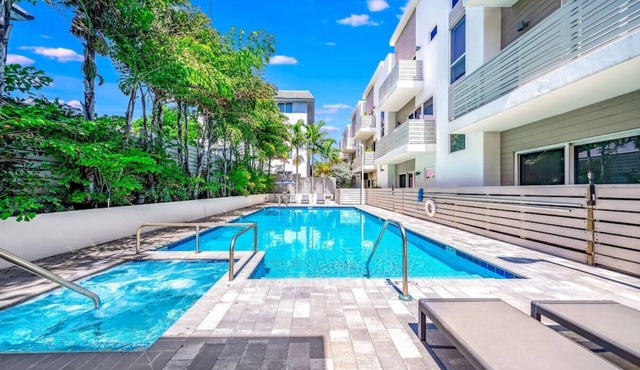 POOL+HOT TUB+SAUNA+GYM! 1 MINUTE WALK TO BEACH!