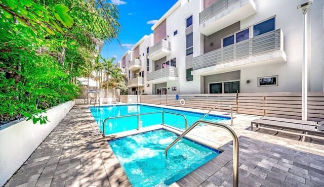 Pool+Hot Tub+Sauna+Gym! 1 Minute Walk To Beach!