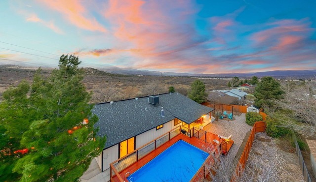 Pool/Hot Tub/Sauna/2 Game Rooms/2 Fire Pits/Mingus Mt. Views/Chef's kitchen