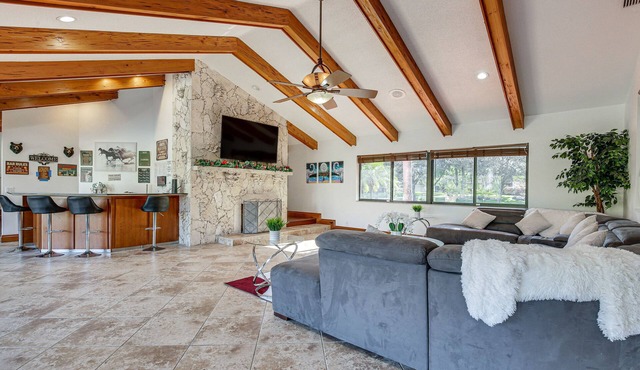 Pool & Hot Tub: Spacious Villa in Coral Springs!
