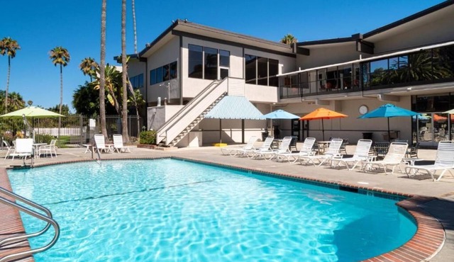 Pool-Hot tub-Tennis-free WiFi-miniature golf, restaurant, bar, Gym-AC-Game room