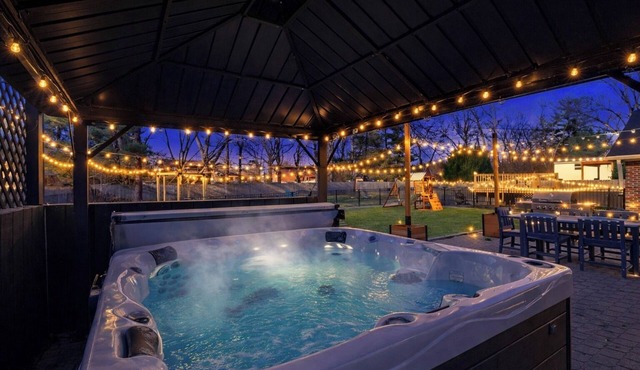 Pool, Hot Tub & Theater Luxury 5BR Terre Haute