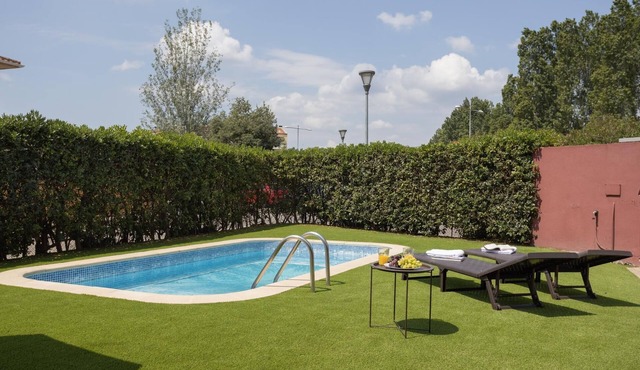 Pool house 10 minutes drive from the beach