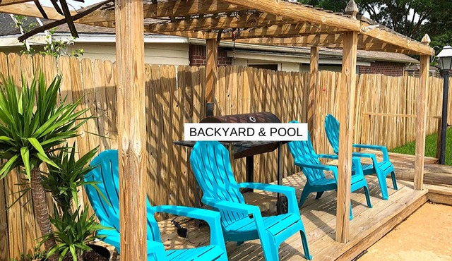 Pool House- 9 Beds in Tomball 30 Minutes from Downtown