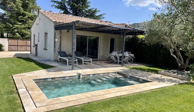 Pool house at the foot of the luberon