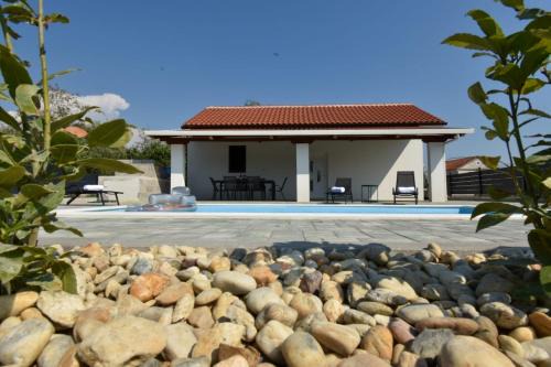 POOl HOUSE BRUNO