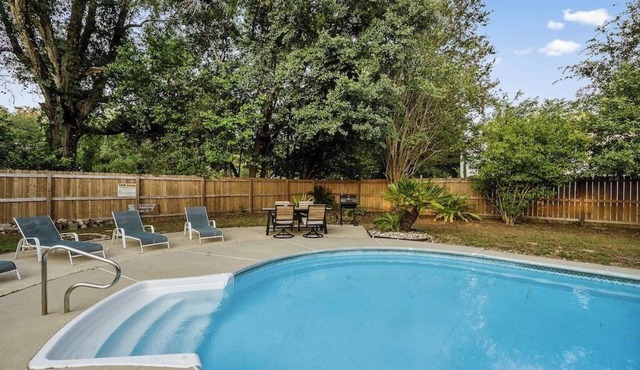 Pool House! Fire Pit~BBQ~ Family Friendly
