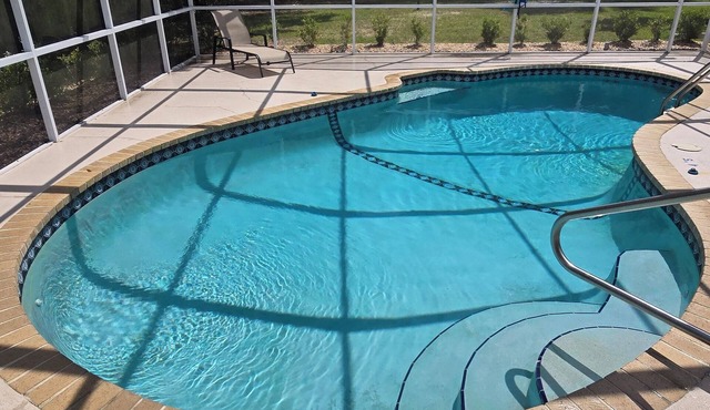 Pool house fits 8 comfortably, 2 living rooms, close to rivers, ocean, springs