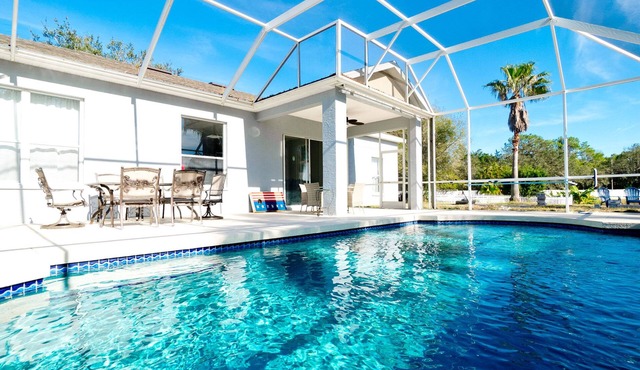 Pool House - Heated Private Pool, Central Location near IMG, Sports courts!