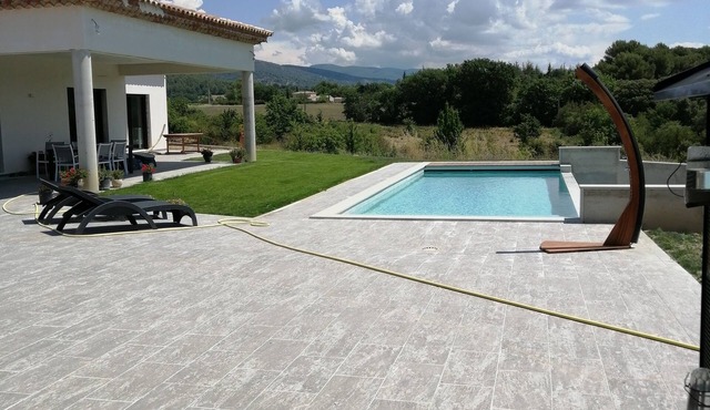 Pool house in a large property at the foot of the Luberon mountains