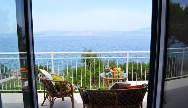 Pool house "Julije" by the sea