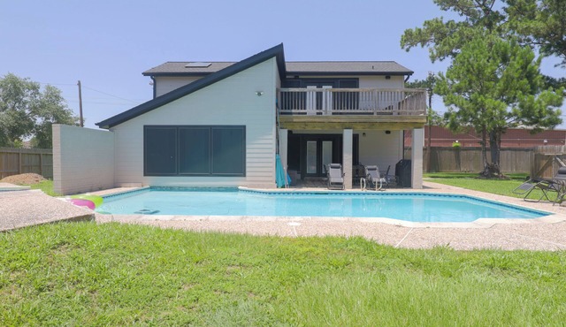 Pool House Loft/Hot Tub/Salt Water Pool/Pool Table/80" TV