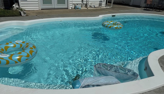 Pool House!nGreat large house for family vacation