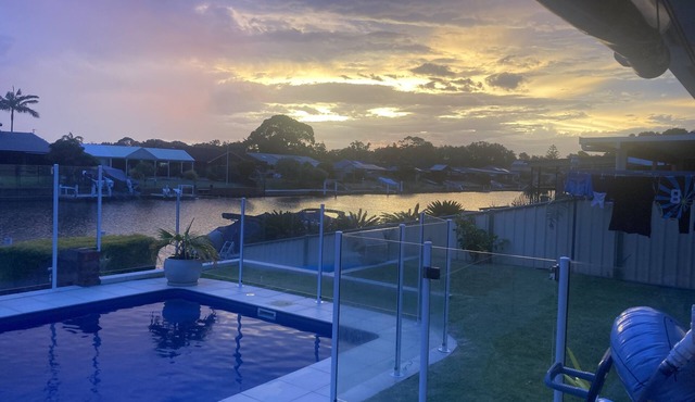 Pool house on the canal, private Jetty, Wifi