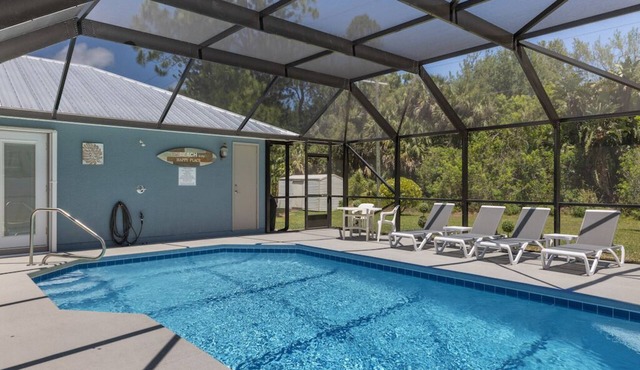 ☆☀︎❀ Pool House Paradise! Heated Pool, Poolside TV, Pool Table, Near Beaches!