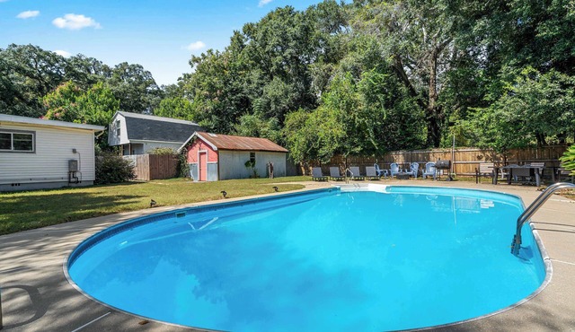 Pool house w/BBQ & fire pit